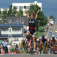 　5日間の日程で開催される自転車ロードレース、ツール・ド・北海道は9月13日、小樽市から岩内町までの105kmで第1ステージが行われ、ドイツの地域選抜チームの一員として参加しているヘンリ・ベルネル（28）がロングスプリントで優勝。総合成績でも首位に立った。