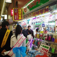 美少女揃いの堺東自転車マナーアップガールズが毎月8日の堺東商店街のキャンペーンに参加