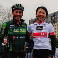 新城幸也が女子の日本チャンピオン萩原麻由子をフランスのレースで激励 画像