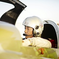 空のF1「レッドブル・エアレース」パイロットの室屋義秀、千葉ロッテ戦の始球式に登場 画像