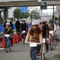 試乗コースでスポーツ自転車に乗る人の格好は、街中を歩く人と変わらない