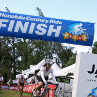 　元シンクロナイズドスイミング女王の武田美保（31）がハワイ・オアフ島で9月30日に開催されたサイクリング大会、ホノルルセンチュリーライド2007（協賛＝日本航空）に挑戦し、最長距離となる160kmを3年連続で完走した。今年の大会は3629人の参加者のうち、日本からの