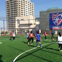 FC東京が「【女性限定】おとなのフットサル教室 川崎フロンターレ交流戦」を開催