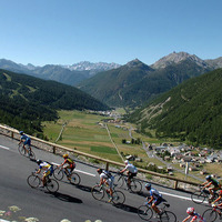 　9,000人を超える一般サイクリストが、ツール・ド・フランスの1ステージを走る人気イベント「エタップ・デュ・ツール」。16回目となる08年は7月6日に、ピレネー山脈のポー～オタカム間165kmの第10ステージで開催される。標高2,115mのツールマレー峠と、ゴールのスキー