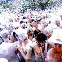 大量の泡を被って駆け抜ける！「バブルラン」日本初開催 画像