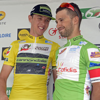 2015年シルキュイ・シクリスト・サルト第5ステージ、総合優勝のラムナス・ナバルダスカス（キャノンデール・ガーミン、左）とステージ優勝のナセル・ブアニ（コフィディス、中）