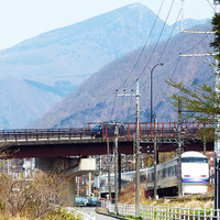 日光市小佐越付近を行く東武特急