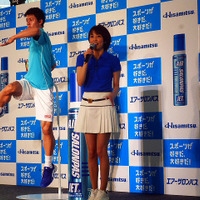 テニスウェアで登場した小林麻耶と、錦織圭等身大3Dフィギュア（久光製薬「エアーサロンパス」新CM発表会、4月16日）