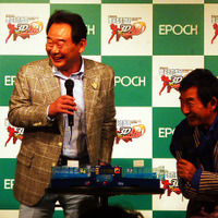 それぞれの野球論を展開した東尾修と石田純一（エポック社「野球盤 3Dエース」発表会、4月16日）