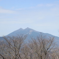 頂上からの筑波山。双耳峰がきれいに見える。