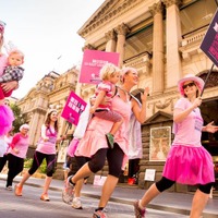 【ウォッチ】オーストラリアのウォーキングイベントがピンクに染まる