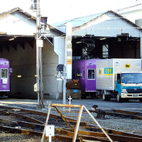 京福電鉄西院車庫でトラックから電車へ荷物が移される