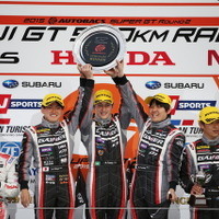 中央3人が優勝の#10 GT-Rのクルー。左から千代、クート、富田。