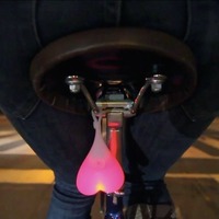 サドルの後ろに取り付ける桃型ライト「Bike Balls」…加トロント発