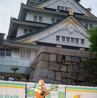 大阪城天守閣館長の北川央さんと歌手のリピート山中さん