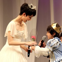 佐藤ライアンが剛力彩芽に、1輪のバラをプレセントしているところ