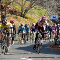 　東京都自転車競技連盟と日本学生自転車競技連盟は12月8、9日、東京都立川市の国営昭和記念公園内で「全日本学生ロードレースシリーズ第8戦・東京昭和記念公園ラウンド」と「第2回東京都クリテリウム大会」を共同開催した。