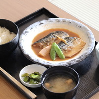 お風呂上がりに昼食。この日のおすすめは鯖の味噌煮定食。おいしく頂いた。