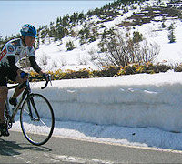 　草津高原に春を告げ、全国に先駆けて開催される自転車のヒルクライムレース、第13回ツール・ド・草津が4月20日に開催され、その参加者募集が始まった。コースは草津温泉街から志賀草津高原ルートを上り、白根火山にゴールする約18km。参加資格は中学生以上のアマチュ