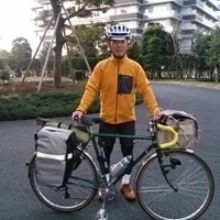 3月2日、日本一周に向け自宅から走り始めた西尾さん。フロントバッグとパニアバッグ、それにテント類を加えた荷物の総重量は19.3kgとなった