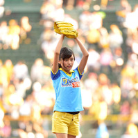 小島瑠璃子、ノーバン投球で大喜び！甲子園球場でファーストピッチセレモニー