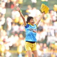 小島瑠璃子、ノーバン投球で大喜び！甲子園球場でファーストピッチセレモニー