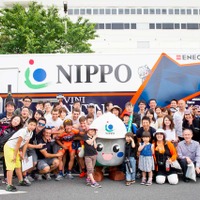 大会最終日となる「東京ステージ」を終えて、NIPPOの社員や“ミッチーくん”と記念撮影