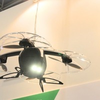 「教育ITソリューションEXPO」で展示されていた最新型の「飛行監視ロボット」（撮影：編集部）
