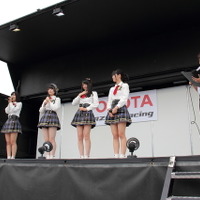 岡山国際サーキットに登場したAKB48Team8のメンバー