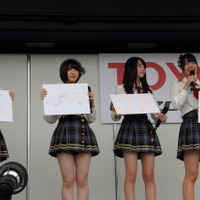 AKB48Team8によるミニライブ、トークショーの様子