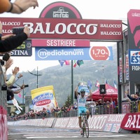 2015年ジロ・デ・イタリア第20ステージ、ファビオ・アール（アスタナ）が優勝