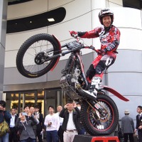 【トライアル世界選手権 第2戦 日本GP】東京・青山でバイクが飛ぶ、跳ねる…迫力のデモ走行 画像