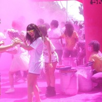 ピンクのカラーパウダーを浴びている参加者たち