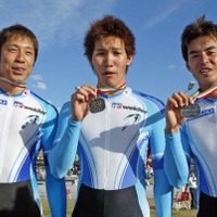 アテネオリンピック9日目の21日、自転車トラック競技のチームスプリントで長塚智広（25）、伏見俊昭（28）、井上昌己（25）の日本チームが銀メダルを獲得！