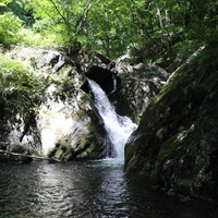 与四郎の滝！　それほど大きくはないけれど、とても心が癒される。