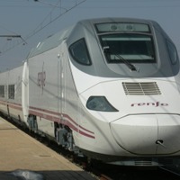 軌間可変列車の実用化では世界でスペインが先行している。写真は両端に動力車を連結した「タルゴ250」（スペイン国鉄での形式はS130形）