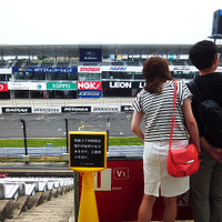 鈴鹿サーキットでブライダルフェアを開催。参加したカップルたちは、国際レーシングコースやVIP席が“挙式会場”となる場面を想像しながら見学していた（三重県鈴鹿市・鈴鹿サーキット、2015年6月14日）