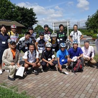 「さいたまサイクリングロード実走調査」に参加したメンバー。自転車活用推進研究会の会員を主に、さいたま市自転車まちづくり推進課の職員らも