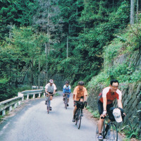 翌2009年に鶴峠と松姫峠を走ったときは、ロードバイクということでヘルメットを着用（前から2人目）