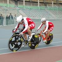 　第15回アジア・ジュニア自転車競技選手権大会は奈良県営競輪場でトラックレース2日目を迎え、ジュニア男子ケイリンで深谷知広（18＝愛知）が優勝し、雨谷一樹（18＝栃木）も3位に入った。