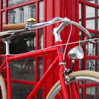 英国発のシティバイク、街になじむデザインを追求