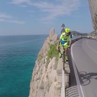 【自転車】バイクトライアル世界王者がロードバイクで息を飲む超人技を披露、ティンコフ・サクソも動画に協力 画像