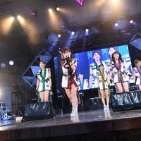 初の日比谷野音ライブを行ったアイドルグループの「アップアップガールズ（仮）」