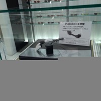 M100スマートグラス装着、日本人向けメガネフレーム