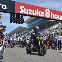 鈴鹿サーキットをバイクで走るキアヌ・リーブス