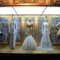 英国を代表するファッション・デザイナー、アレキサンダー・マックイーンの大回顧展「Savage Beauty」