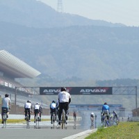 自転車で富士のレーシングコースをフリー走行できる…10月18日 画像