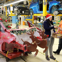 フォードの工場にサンタのソリが登場…廃車を流用 画像