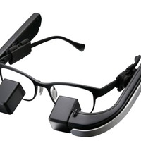 メガネスーパーのメガネ型ウェアラブル「b.g.」とボタンビーコンが連携 画像