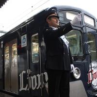 ライオンズ田辺徳雄監督、所沢駅の一日駅長に就任 画像